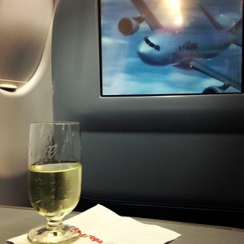 Una copa de champán en un avión