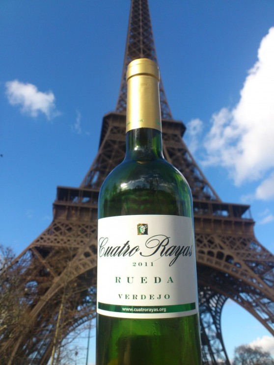 Botella de vino Cuatro Rayas en París