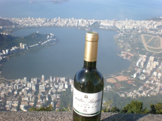 Una botella de vino Cuatro Rayas en Brasil
