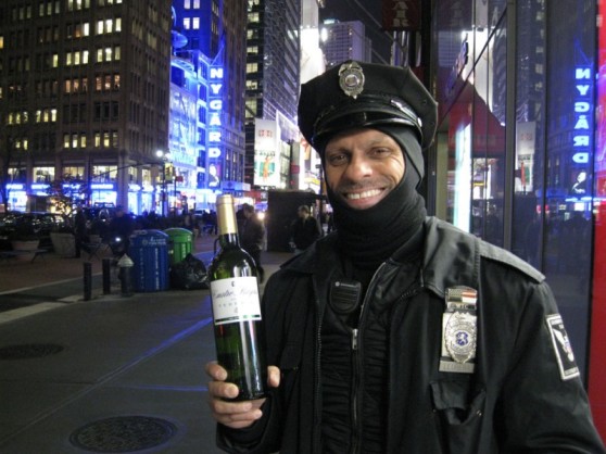 Un policía de Nueva York sujeta una botella de vino de Rueda